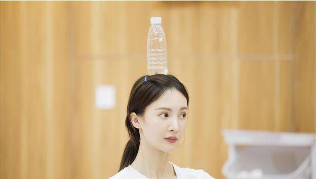 3部戏3个配角,不温不火的金晨,何时才能靠演技翻身?_热度_角色_发展