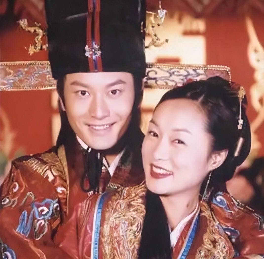 10版"秋香"颜值对比,有人仿佛从书中走来,有人毁经典_唐伯虎_陈思思