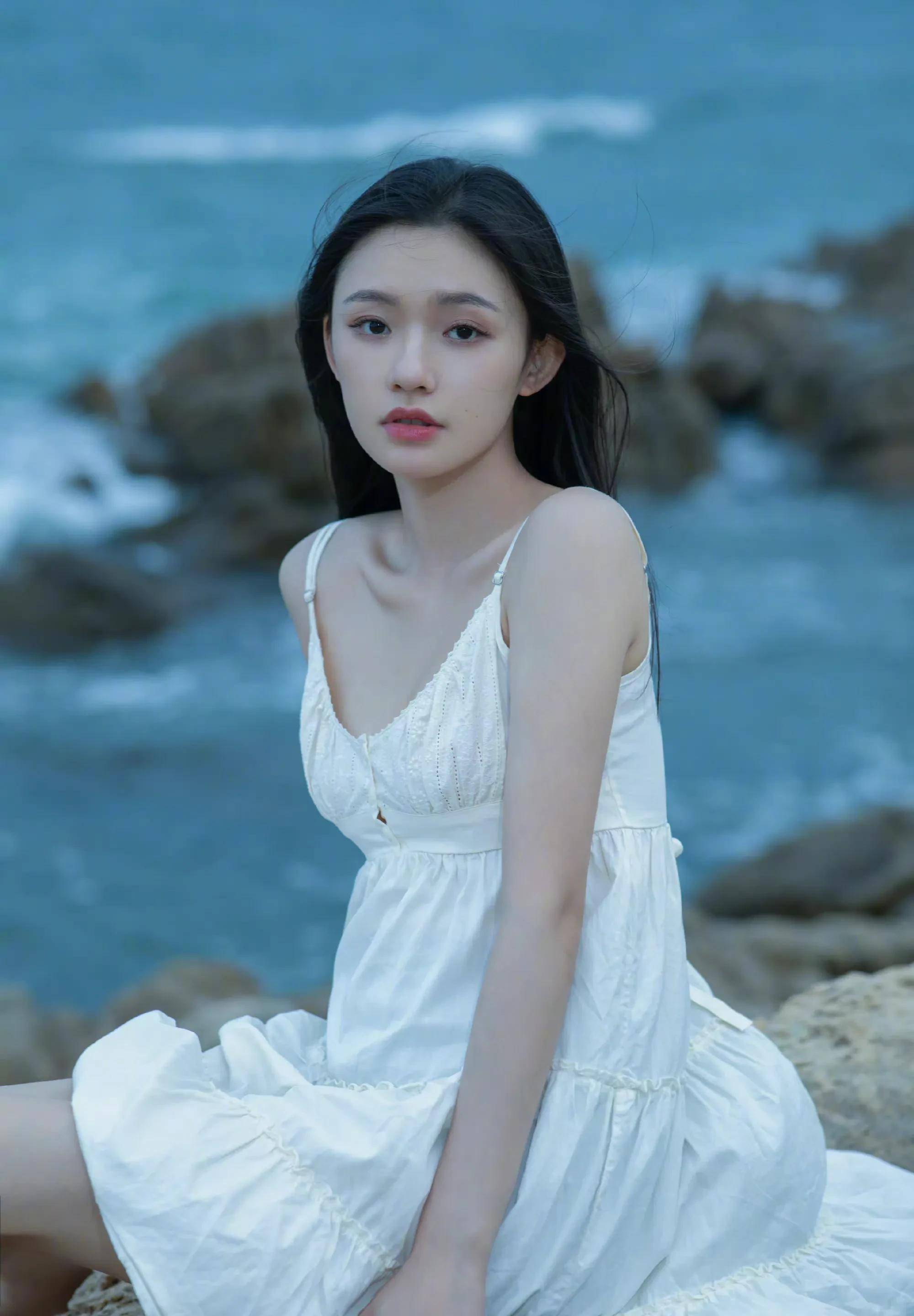 林允夏日海边写真,一身白裙,慵懒随意,清新氧气,美少女太可爱了_白色