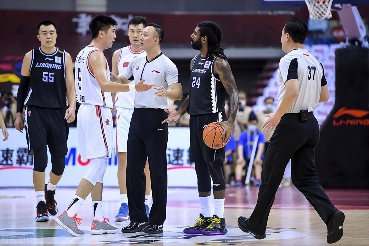 公开垫脚梅奥,而闫军没有任何遮挡的情况下视而不见,梅奥用报复的违体