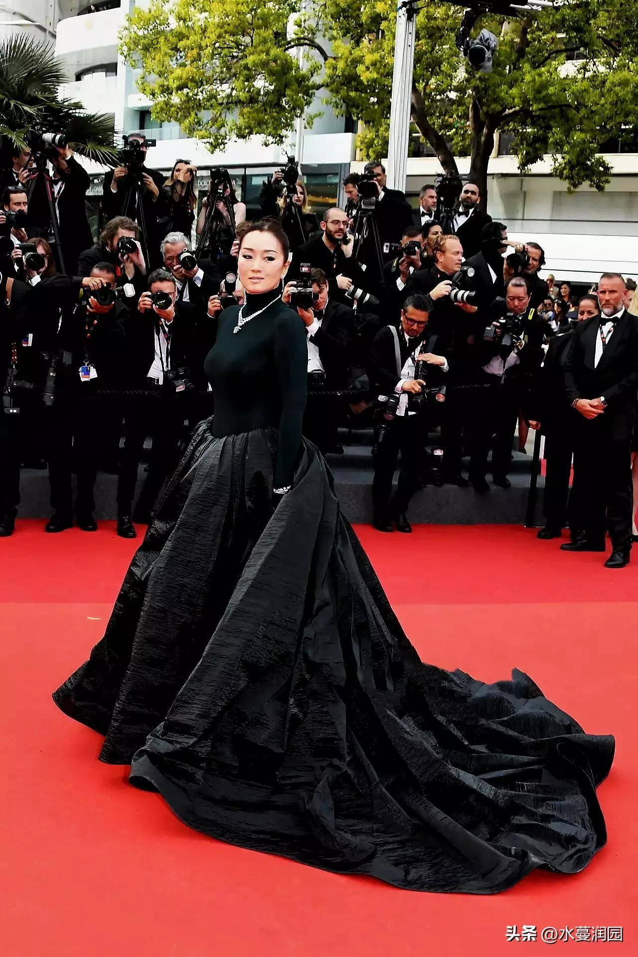 巩俐夏纳走红毯,得到主办方最高待遇,为她一个人清场_雅尔_巩皇_电影