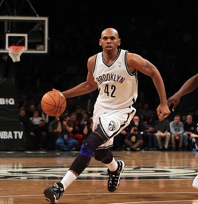 杰里-斯坦克豪斯是乔丹的学弟,身高1米98的他是一名锋卫摇摆人,当年在