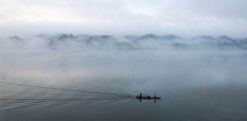 的山水画廊,一边回味清浪滩乌鸦神兵的古老传说,午时到达沅陵县城