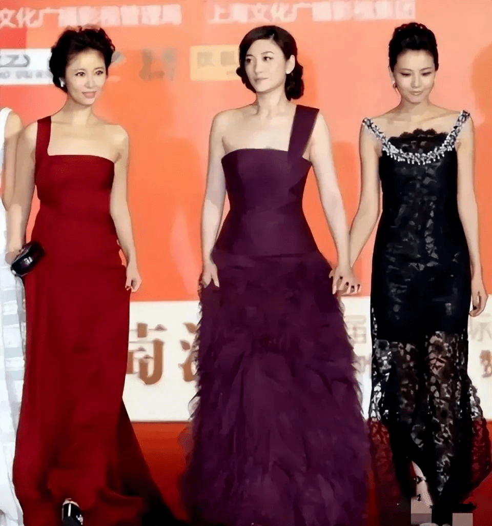 林心如和李小冉同台撞衫,一个穿红色艳俗,一个穿紫色清新脱俗!