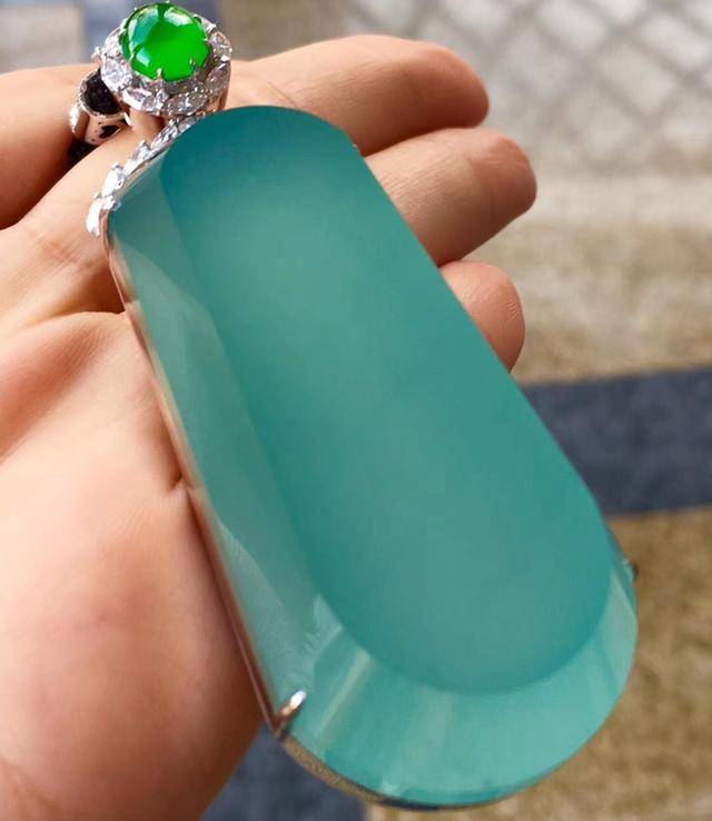 翡翠中的蓝水料，属于什么档次？（翡翠蓝水料挂件图片）