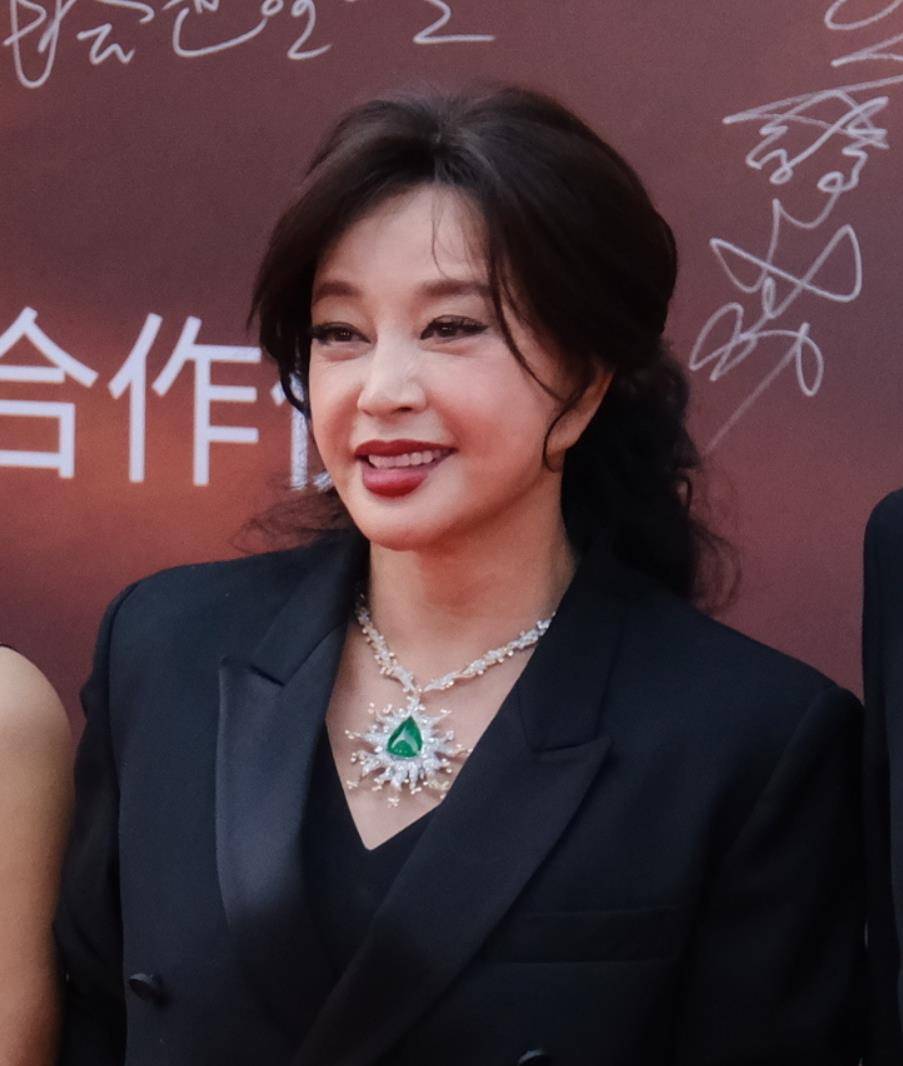 刘晓庆生图又崩了,皮肤紧绷笑容僵硬,比旁边天然脸的陈冲差太多_自然