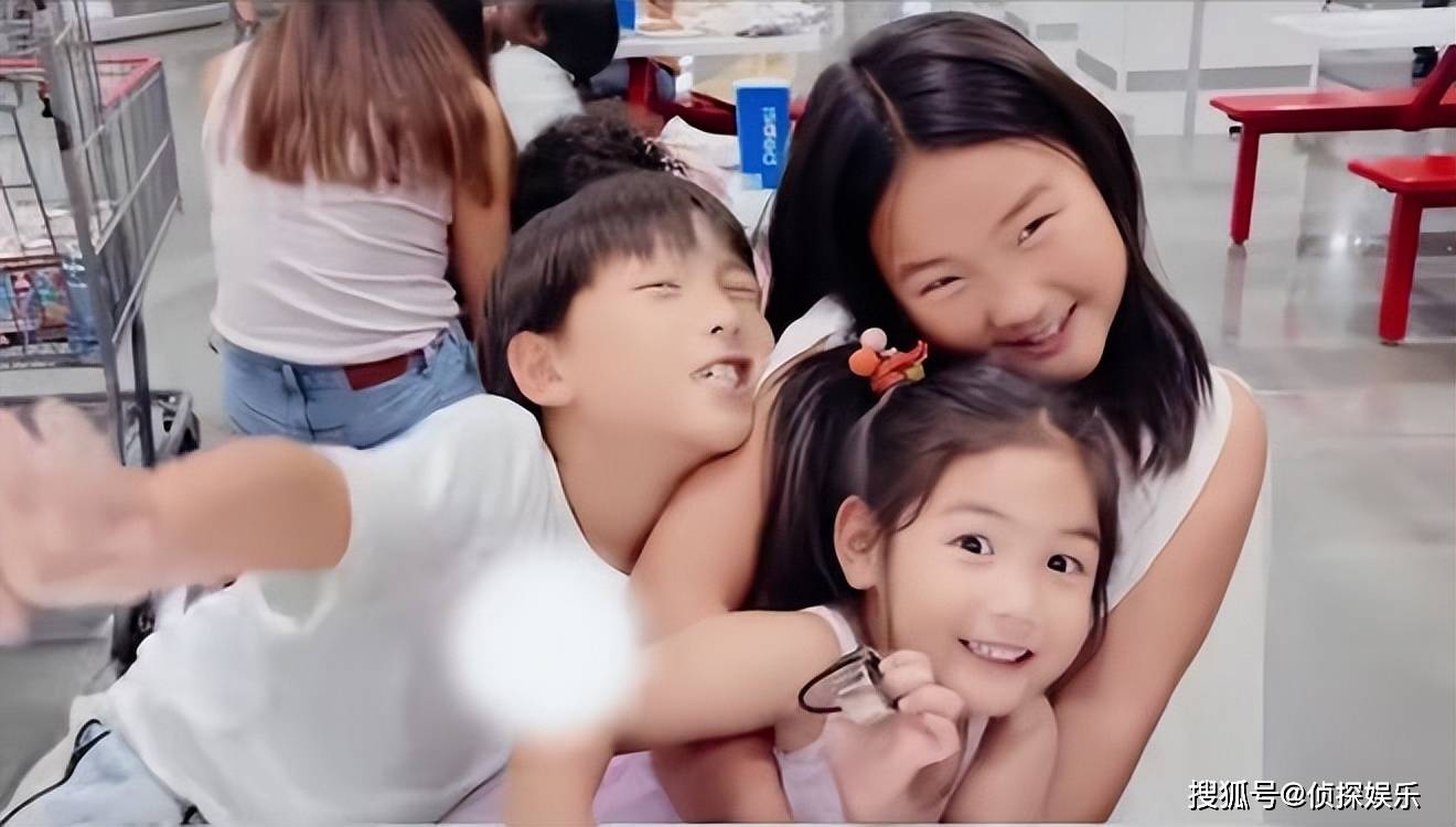 何洁晒老公儿女,刁磊耐心陪娃好有爱,三个宝贝长大了都像妈妈_七宝_宝
