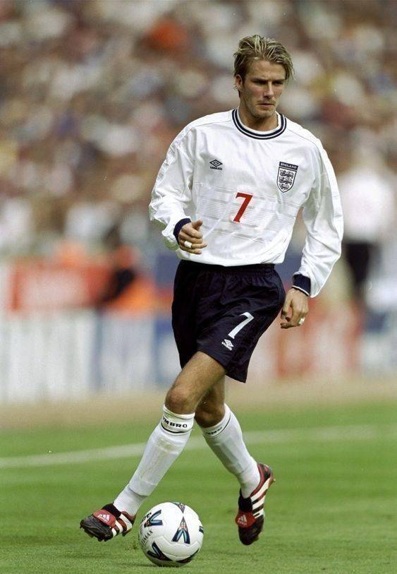 8岁小七驰骋绿茵场,贝克汉姆黄金右脚后继有人,不爱上学像大哥_妈妈