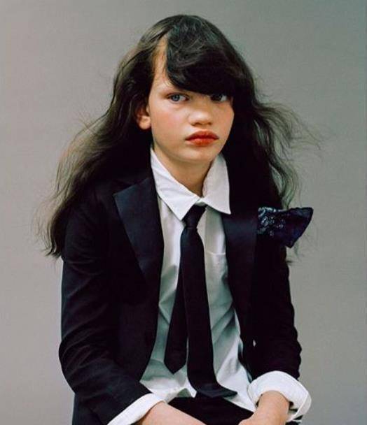 9岁乌克兰女孩,蓝眼睛扁平鼻梁也能登封面,打破刻板审美?