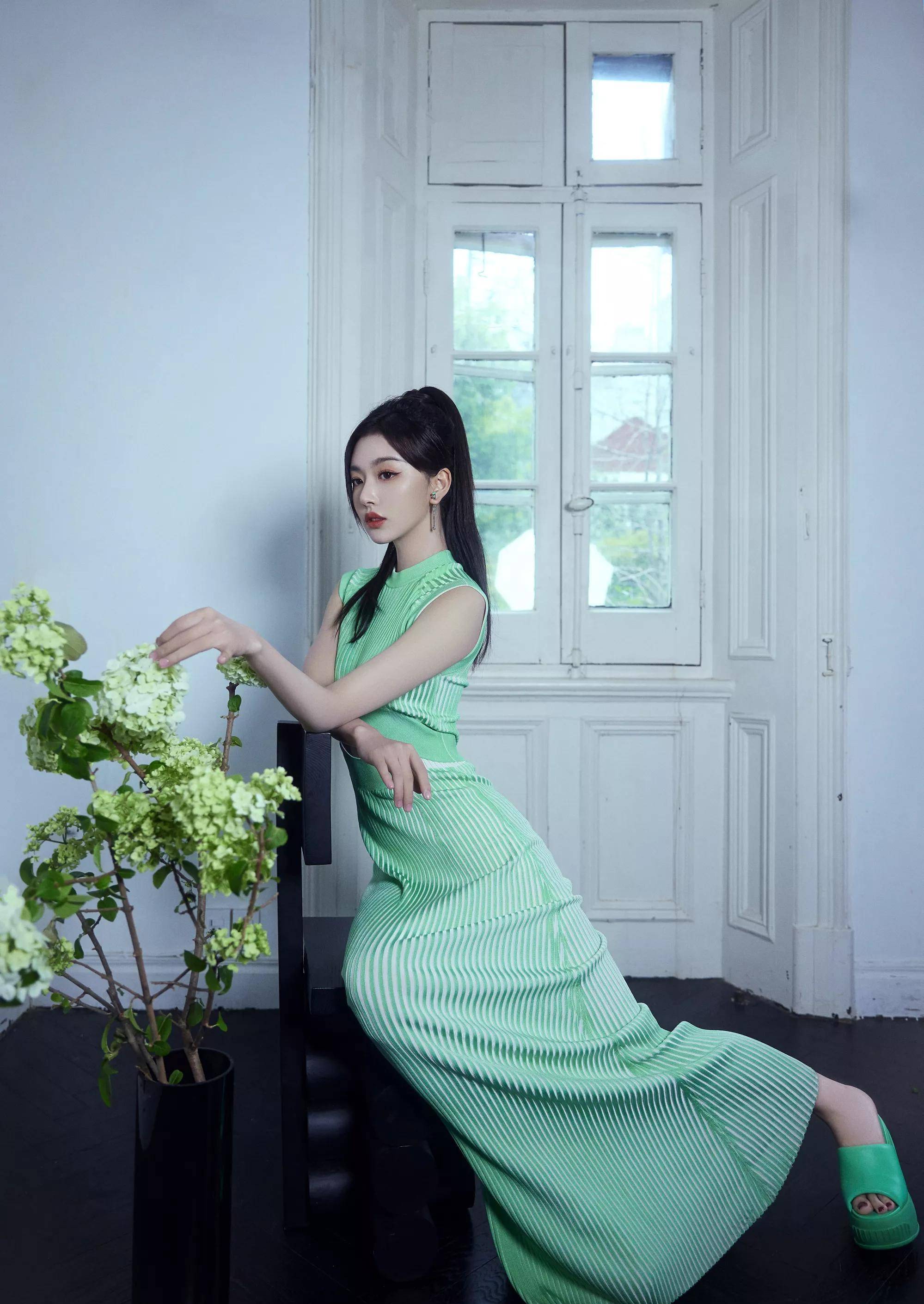 小演员孔雪儿身穿中长款绿色连衣裙,腰线纤细,腰臀比完美_照片_马尾