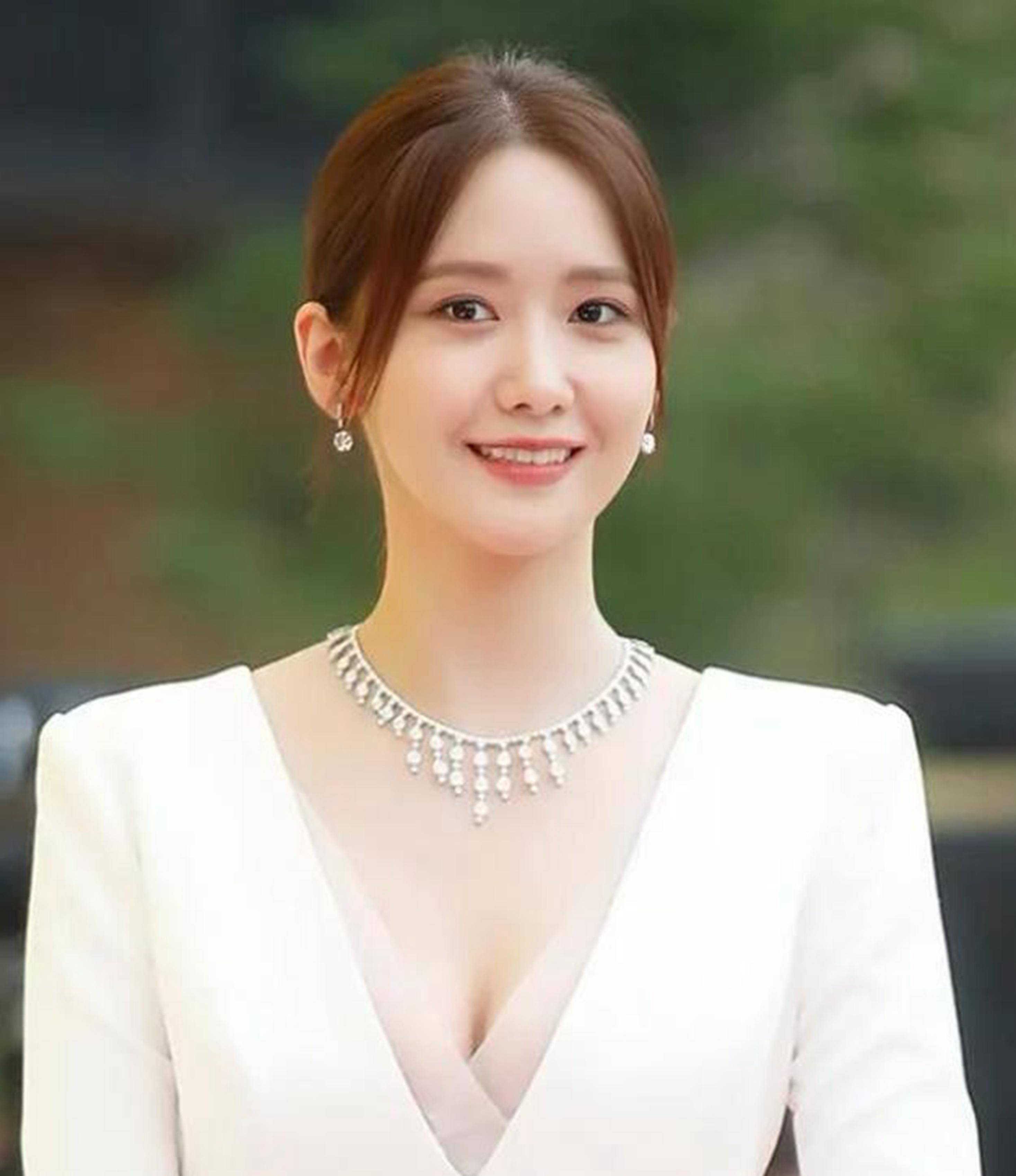 韩国女星林允儿出席活动身穿白色深v连衣裙,简约大方,清纯可爱_音乐