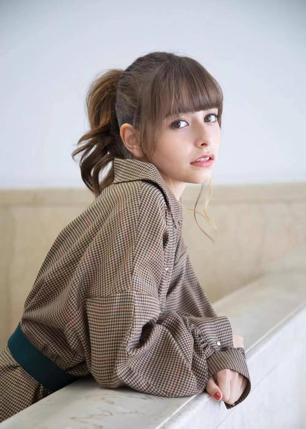 今天要介绍的就是今年的冠军:15岁的五国混血小姐姐,岚莉菜.