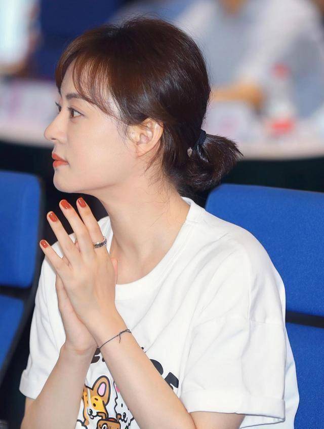 38岁孙俪气质真好,穿真丝印花裙优雅精致,留"初恋发"太减龄_短发_造型