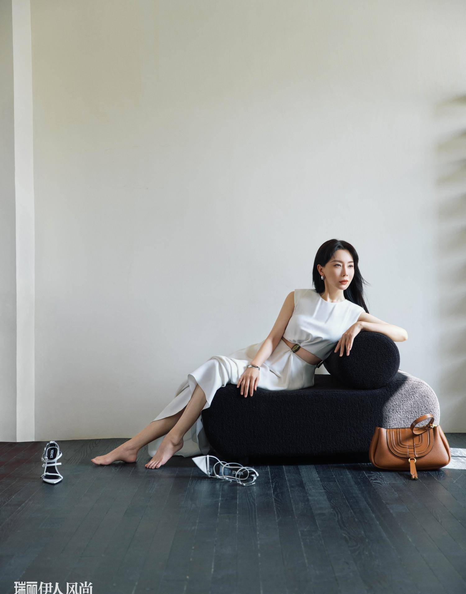 46岁陈数登《瑞丽》封面,穿抹身材秀时尚美背,演绎霸气御姐风_白色