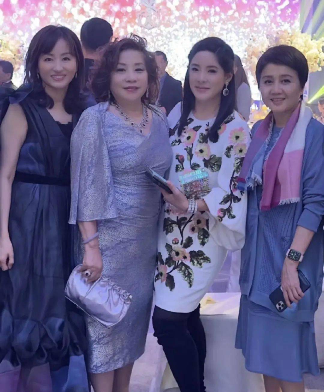 名媛聚会,梁安琪着装淡雅,何超琼优雅大方气场强大_黑色_显得_裙子