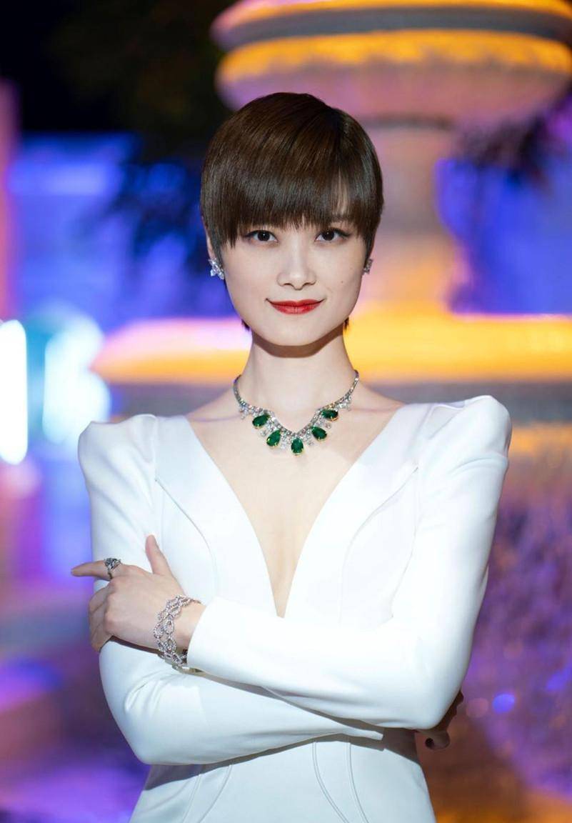 当周笔畅李宇春同穿酥胸裙,才知啥叫破茧成蝶,妩媚气太有女人味_裙子