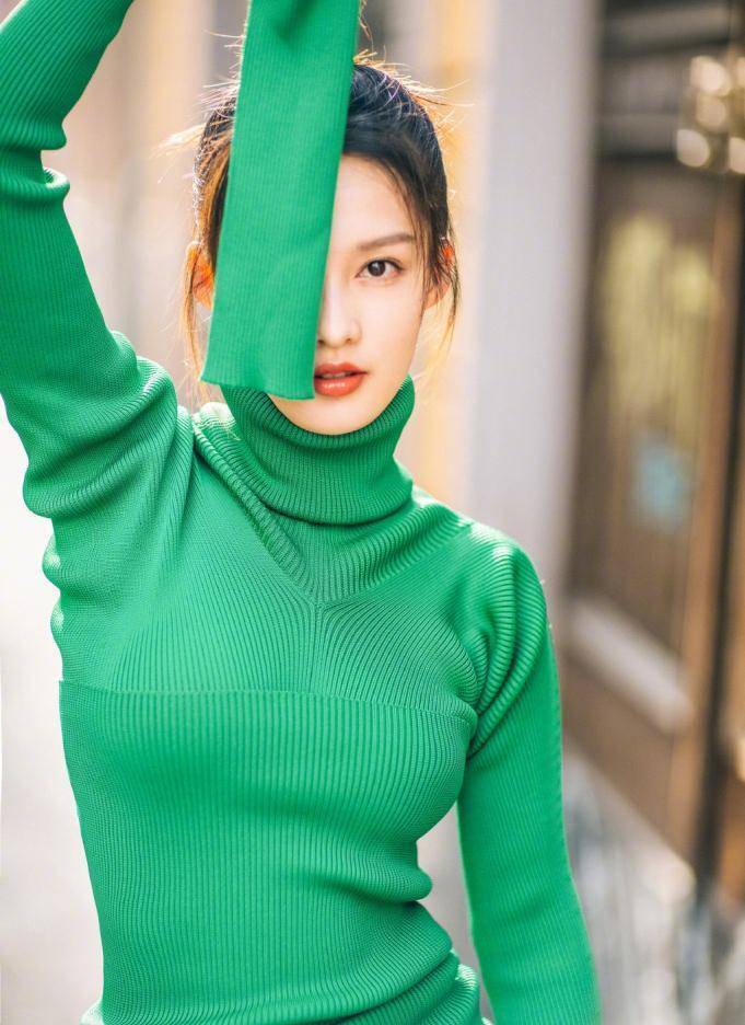 29岁气质美女李沁,甜美笑容融化人心,简约大方的穿搭清新又减龄_设计