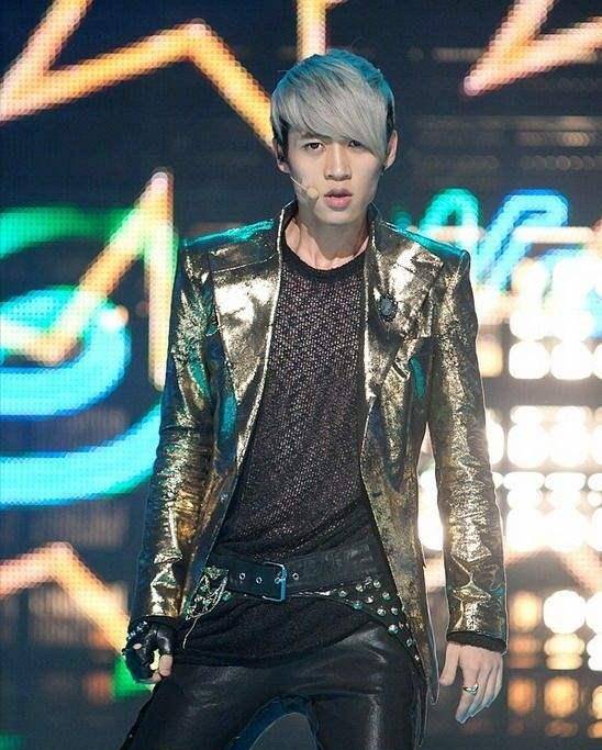 魏晨:朋友买房他送去现金,入行多年无绯闻,娶大学时女友很幸福_陆虎