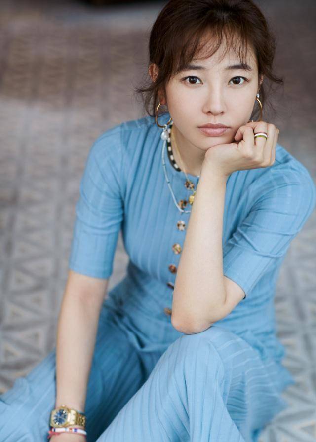 35岁白百何换新造型,一件浅蓝色连衣裙搭配低马尾发型,减龄时髦_显得