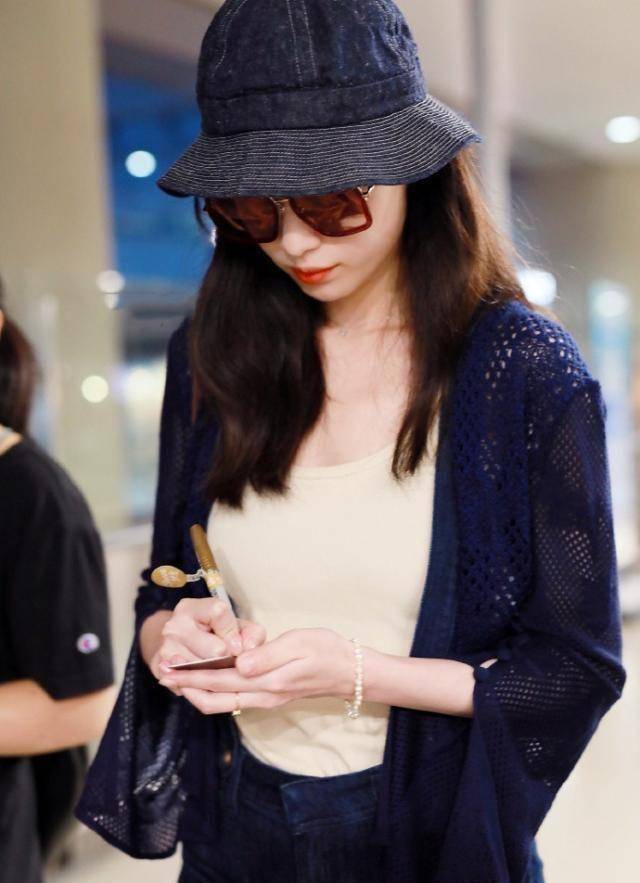 31岁倪妮罕见这么高调,背带裙走机场,配"老汉背心"美得认不出_衣品