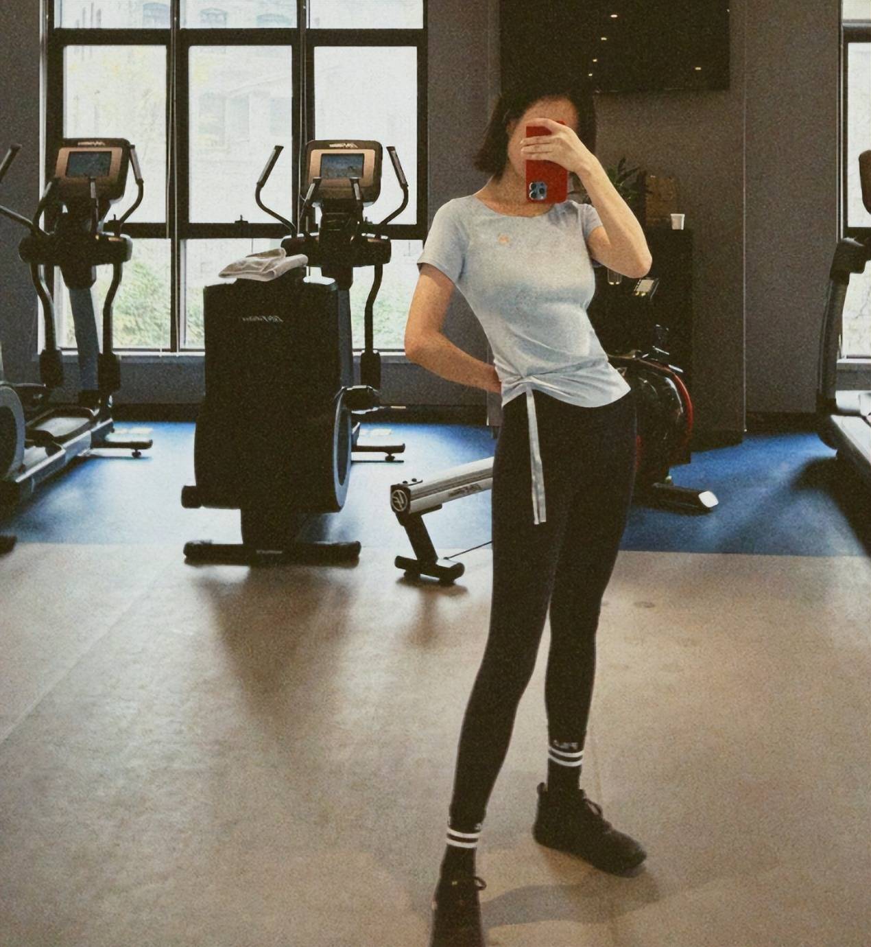 倪妮晒近照,穿紧身运动衣在厕所秀腹肌,身后马桶实力抢镜_身材_健身