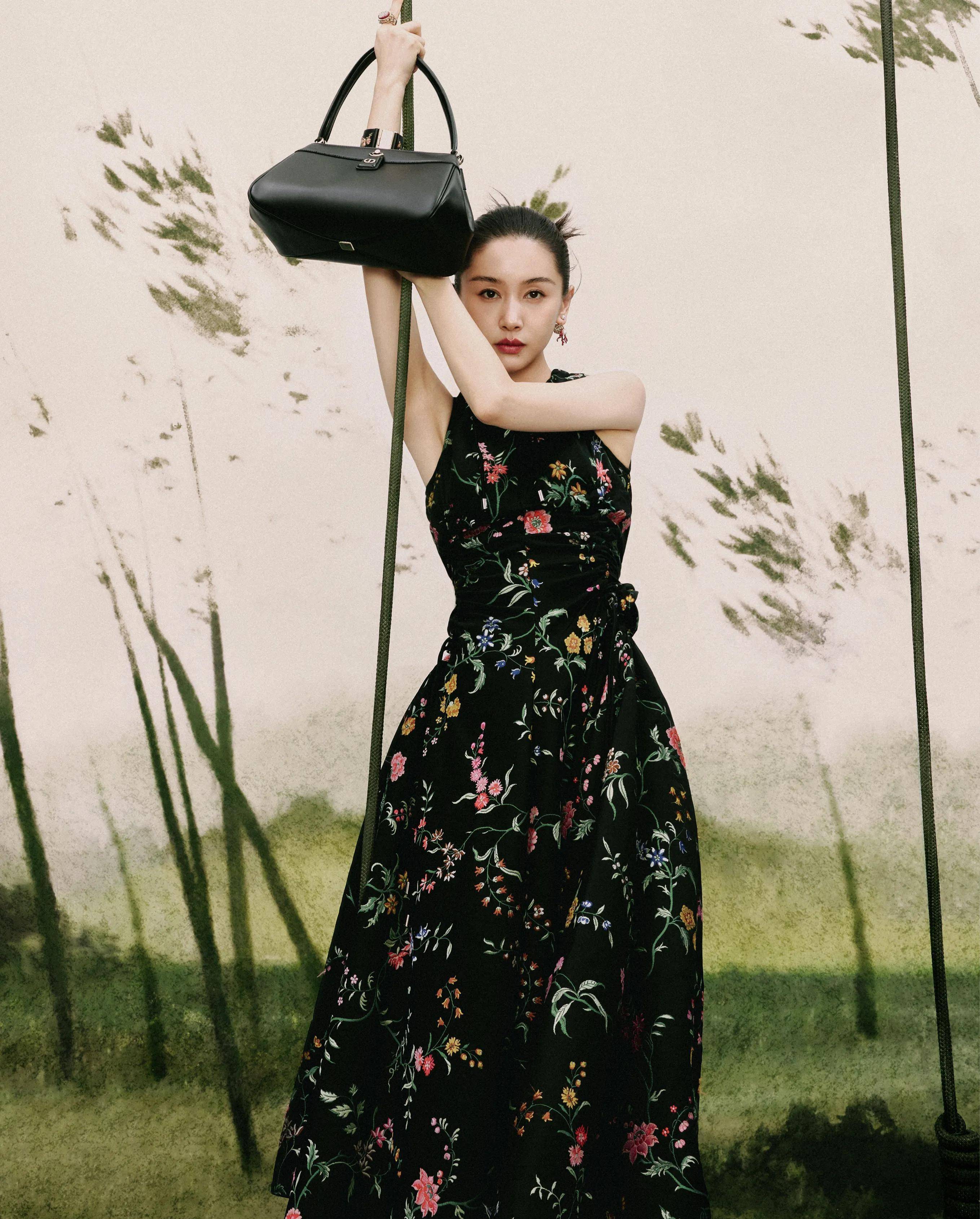 王子文仙境封面,吊带印花大秀身材,秋千荡秋千,气场两米