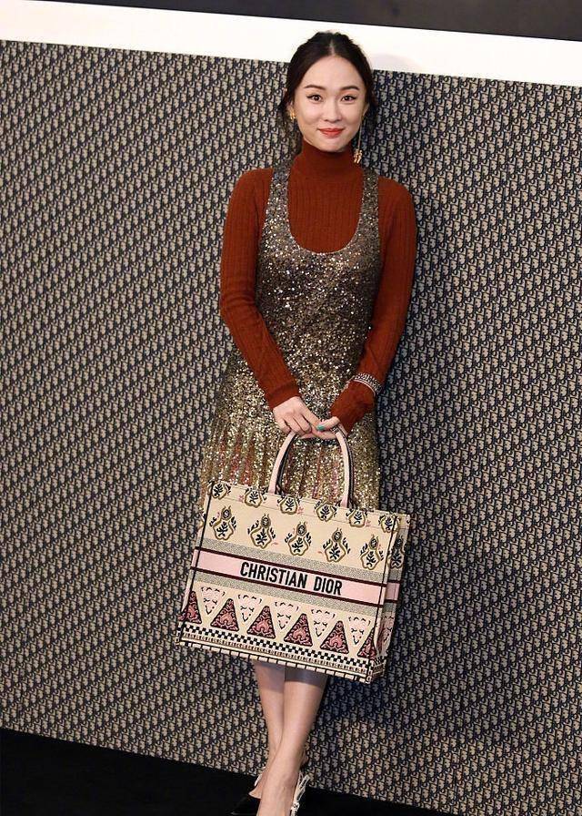 40岁霍思燕走机场,穿直筒呢大衣腰部毫无曲线,拎23000包好富态_浅色