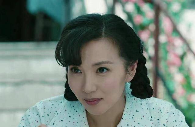 岁的女演员会有的状态,皮肤依然很紧致,即使是小辫子扎红花这样的造型