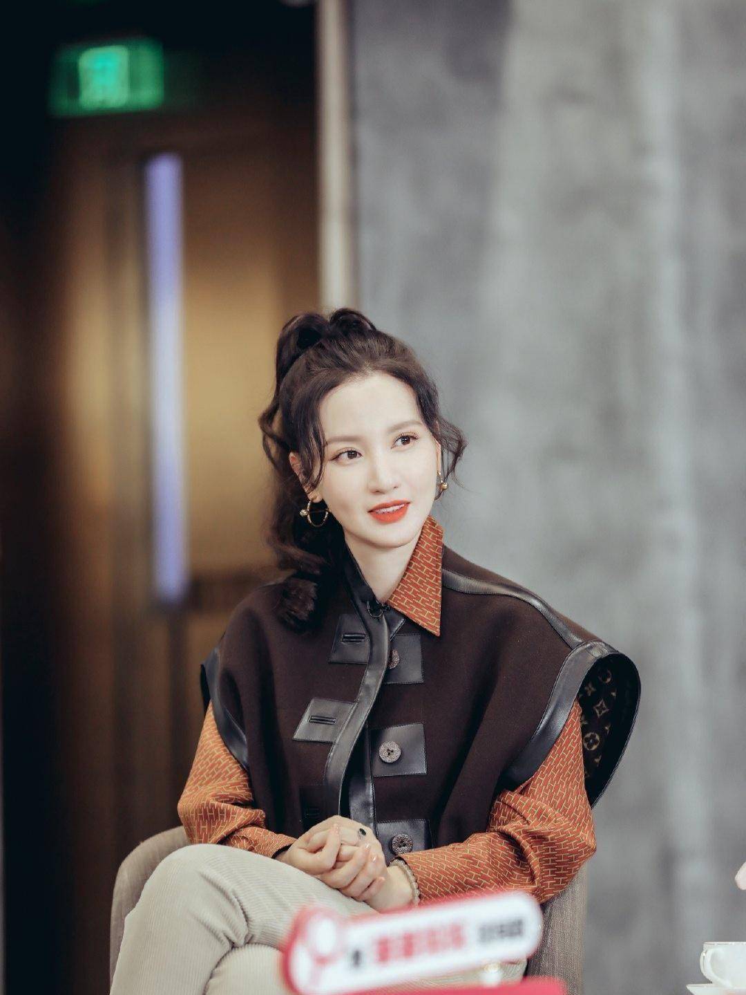 40岁张萌衣品真好,基础款衬衣配个性马甲清丽可人,时尚又减龄_经典