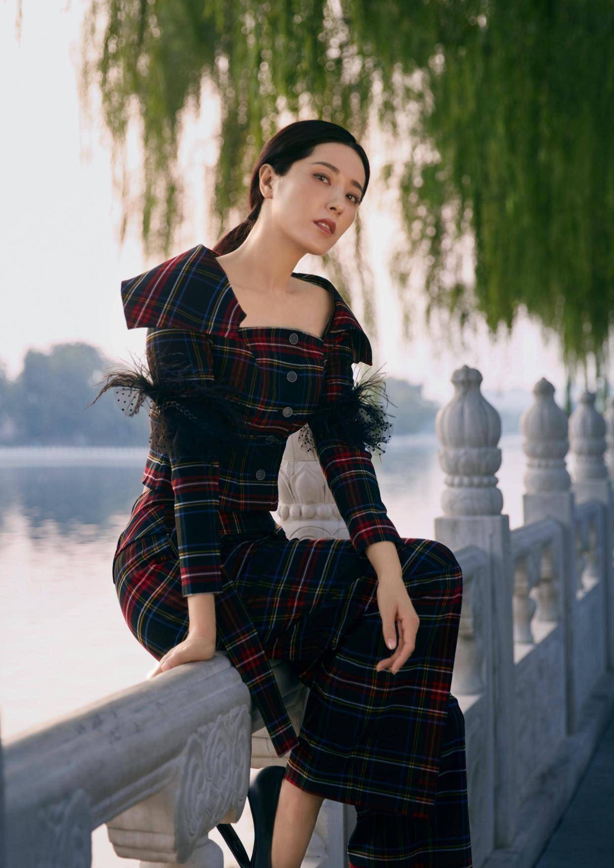 43岁曾黎尽显气质,牛仔裤搭配浅灰色卫衣,少女感十足_衣服_服装_颜色