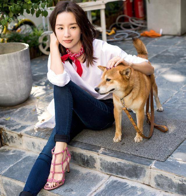 34岁董洁穿白t恤 牛仔裤亮相,直接嫩回少女样儿,网友:气质真好_黑色