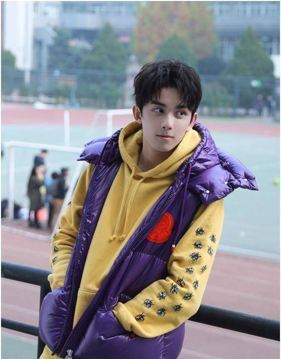 20岁吴磊穿校服好清新,网友:不是衣服的问题,是脸的问题!