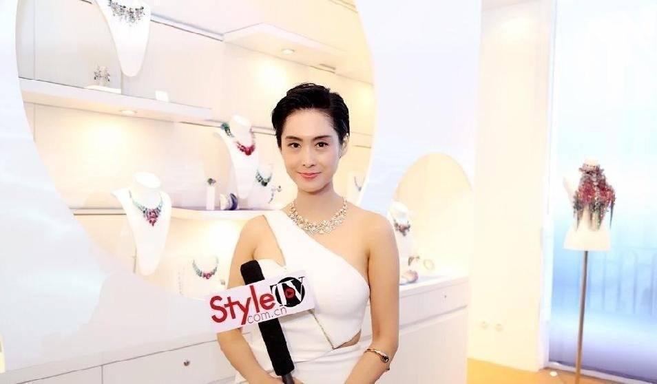 朱茵身材真有点胖了,斜肩镂空半裙显出肉感,但脸真没咋变_裙子_女生