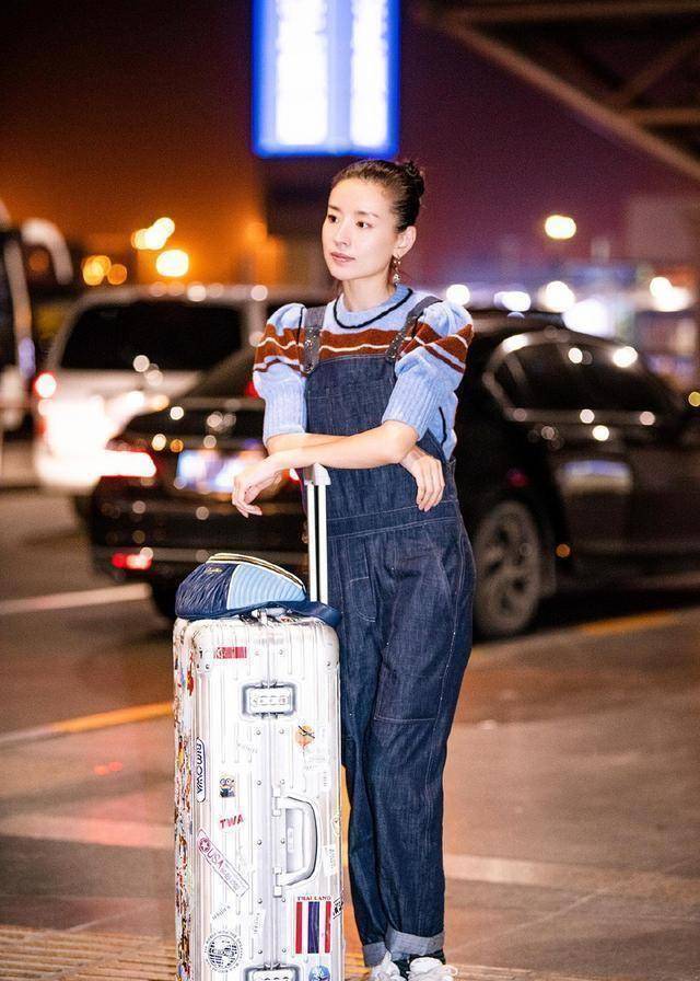 38岁董洁跳爵士舞,仅80斤堪称"纸片人",深v黑裙惊艳众人_身材_舞台