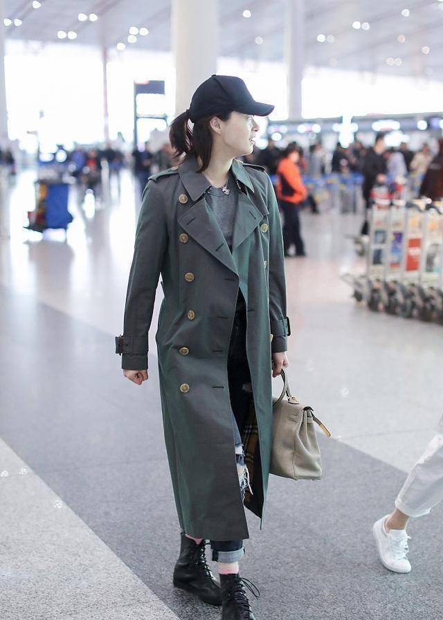 35岁蒋欣现身机场,身穿灰色大衣十分低调,没有了"华妃"的气场_气质