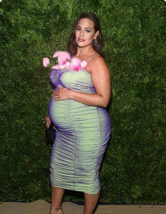 33岁大码超模晒照庆生,披湿发坐浴缸里自拍,还曾拍喂奶时尚大片