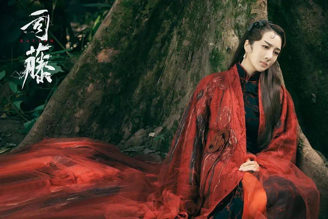 早前,李依晓就凭借《楚汉传奇》中的虞姬,《新洛神》中的甄宓,《大江