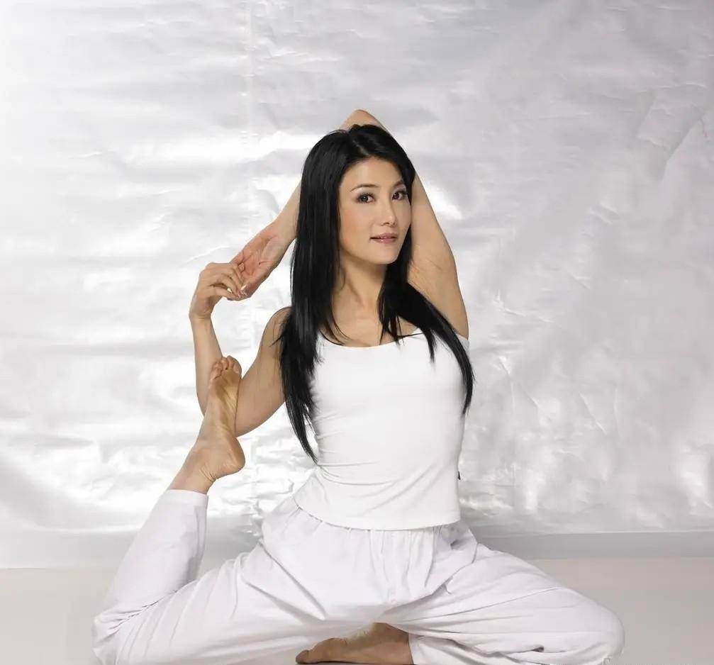 左右左右各30下,做三組,預備動作 4足跪姿,右腳抬起,膝盖往身材部移動