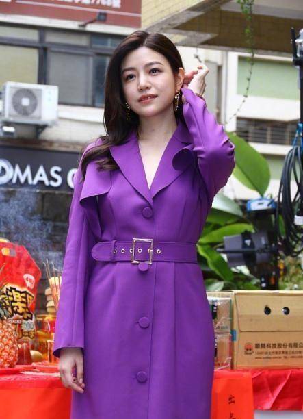 37岁陈妍希现身拍戏,脖子上红痕好明显!