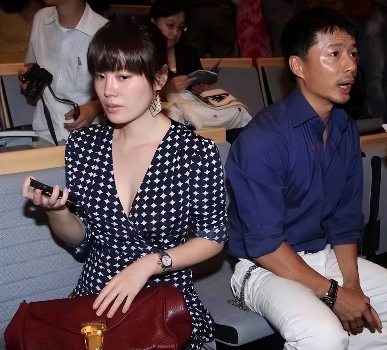 外出风格:瑶明显邋遢,女人却优雅知性段奕宏和王瑾这个女人很少露面.