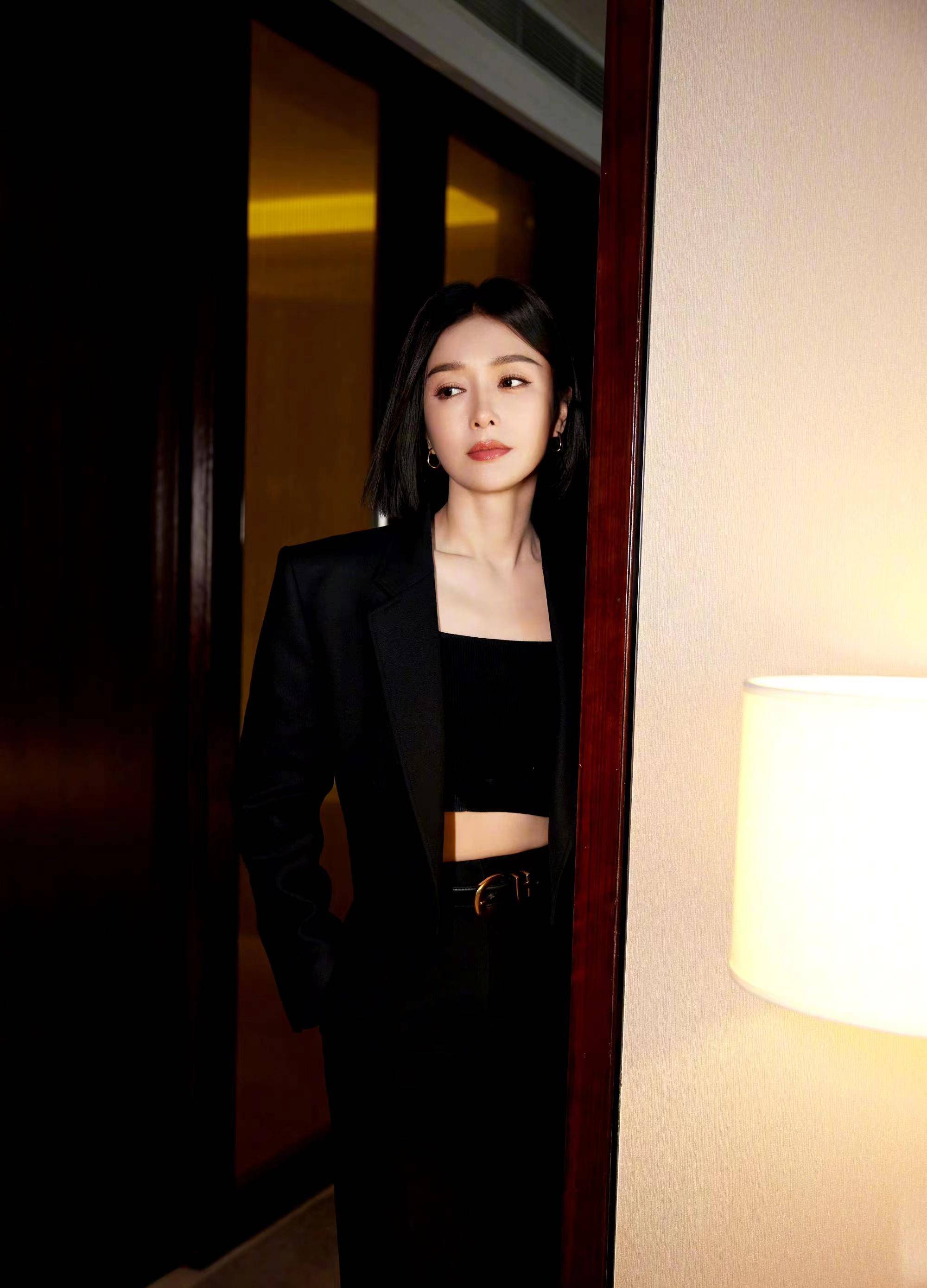 秦岚的全黑连衣裙太破旧了,挤肚脐的身材搭配西装,又酷又美!