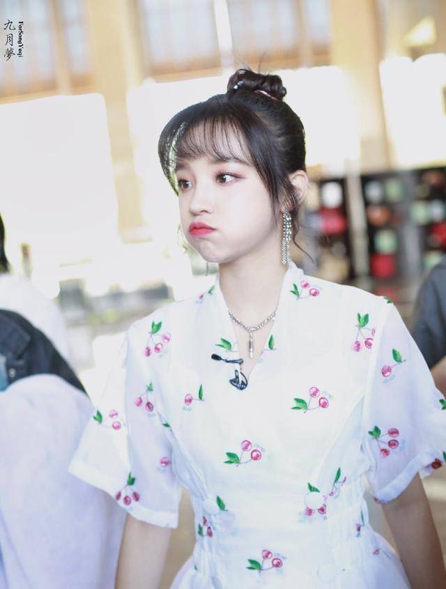 22岁宋雨琦私服玩下衣失踪,时尚潮流,又非常可爱,美丽如同18岁_衬衫