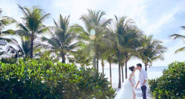 38岁安以轩产后现身庆祝儿子满月,身材恢复,完全不像刚生1个月_老公