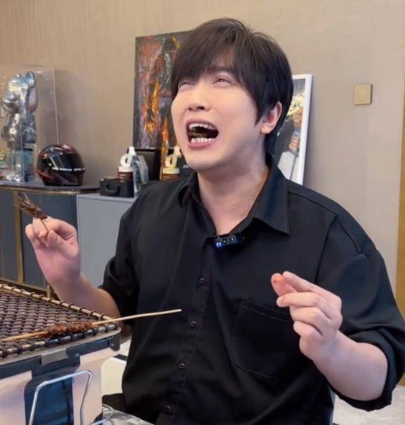 吃烤蚂蚱反应大,网友:演技堪比影帝_烧烤_机车_大部分