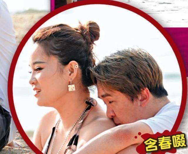 53岁邓兆尊带女友现身沙滩,二人穿着清凉互动亲密,牵手散步超浪漫