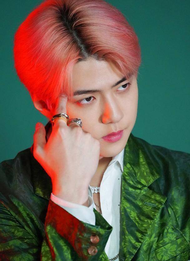 exo吴世勋获开年封面,黑发世勋港味十足,但为什么穿"裙子"?