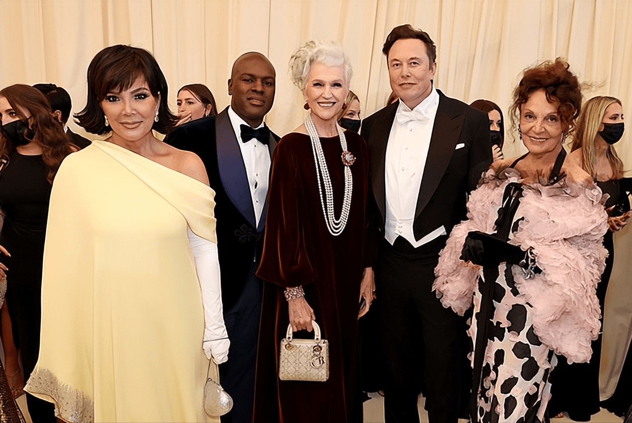 74岁超模妈妈穿天鹅绒裙太美,哪像老太_梅耶_气质_metgala