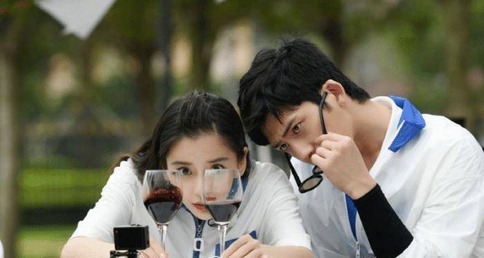 baby国外偶遇井柏然,晒出聚餐合照,素颜状态暴露皱纹尽显老气!