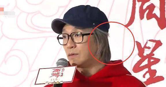 54岁周星驰为何满头白发?真实原因不是你想的那样!_遗传_头发_紫霞