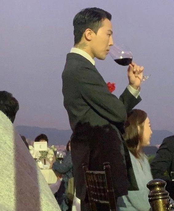 gd权志龙现身姐姐婚礼,穿灰色条纹西装绅士帅气,男神回来了!